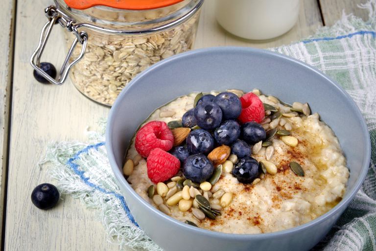 Avena con una mezcla vibrante de bayas, nueces y semillas